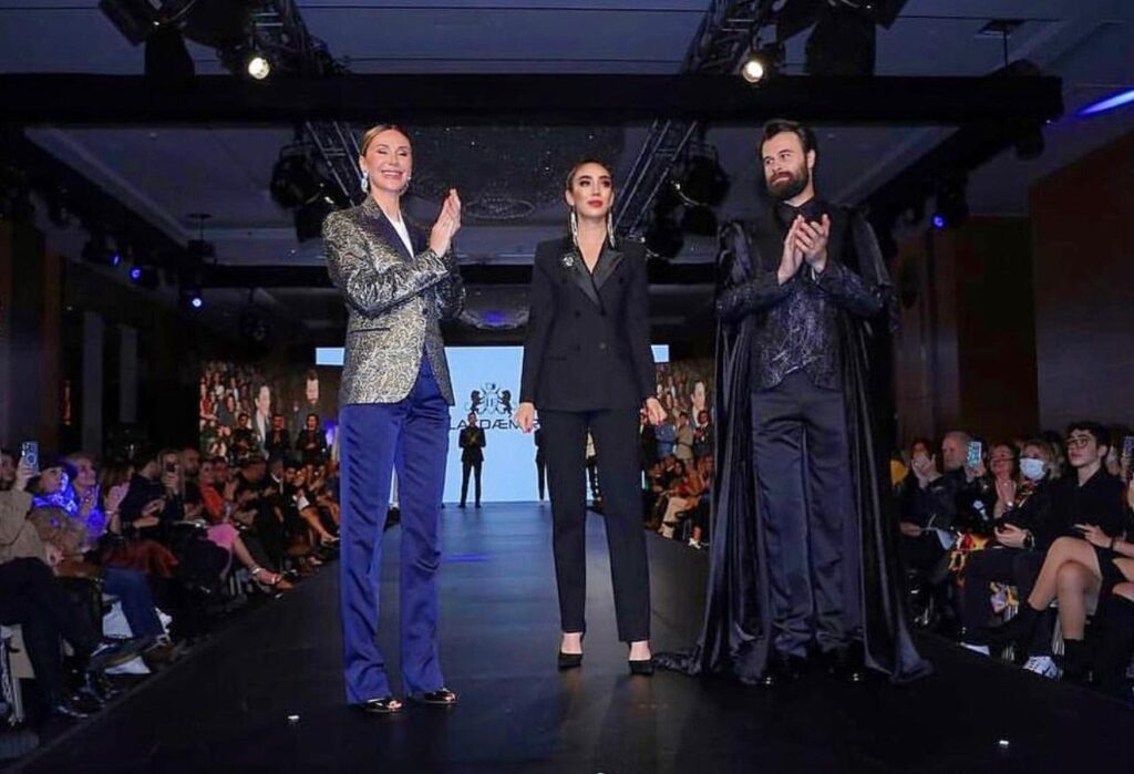 İlayda Emir’den İstanbul Boğazı’nda Eşsiz Moda Şovu