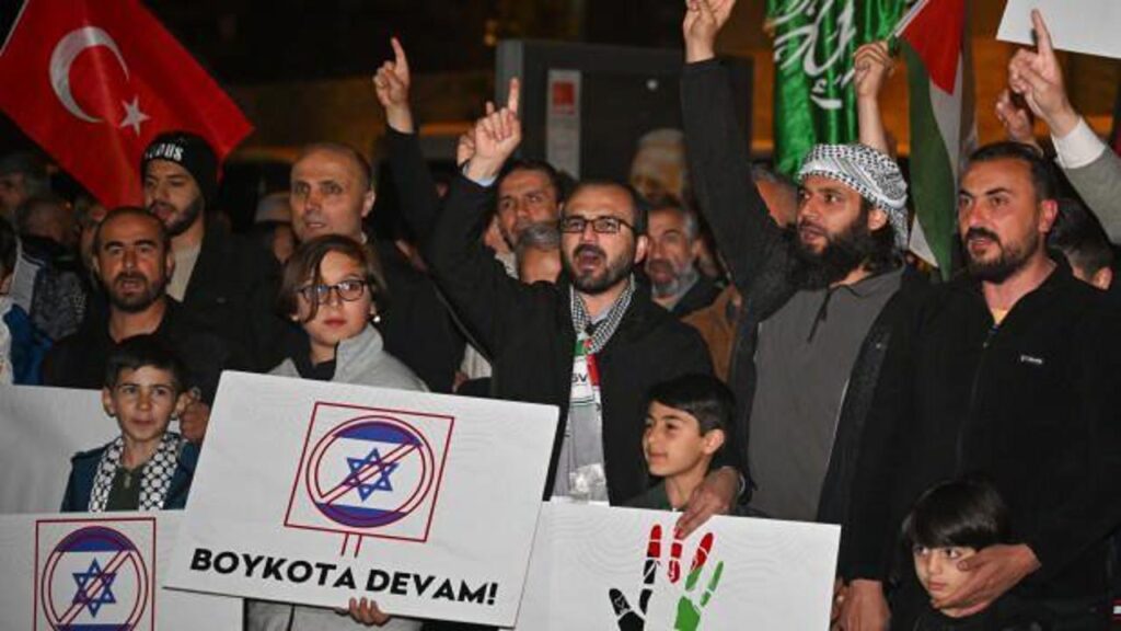 Soykırımcı İsrail, ABD’nin Ankara Büyükelçiliği önünde protesto edildi