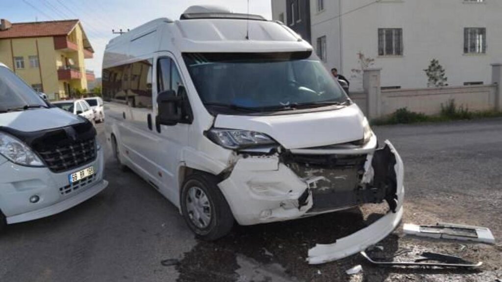 Aksaray’da işçi servisiyle otomobil çarpıştı: 7 yaralı
