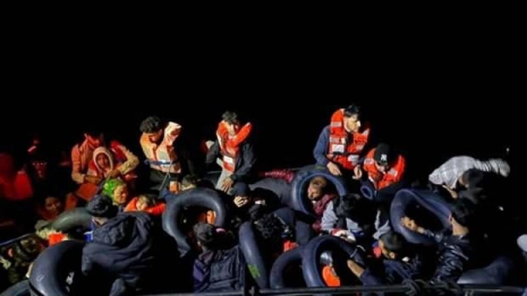 Çeşme açıklarında lastik bot içerisinde 45 düzensiz göçmen yakalandı