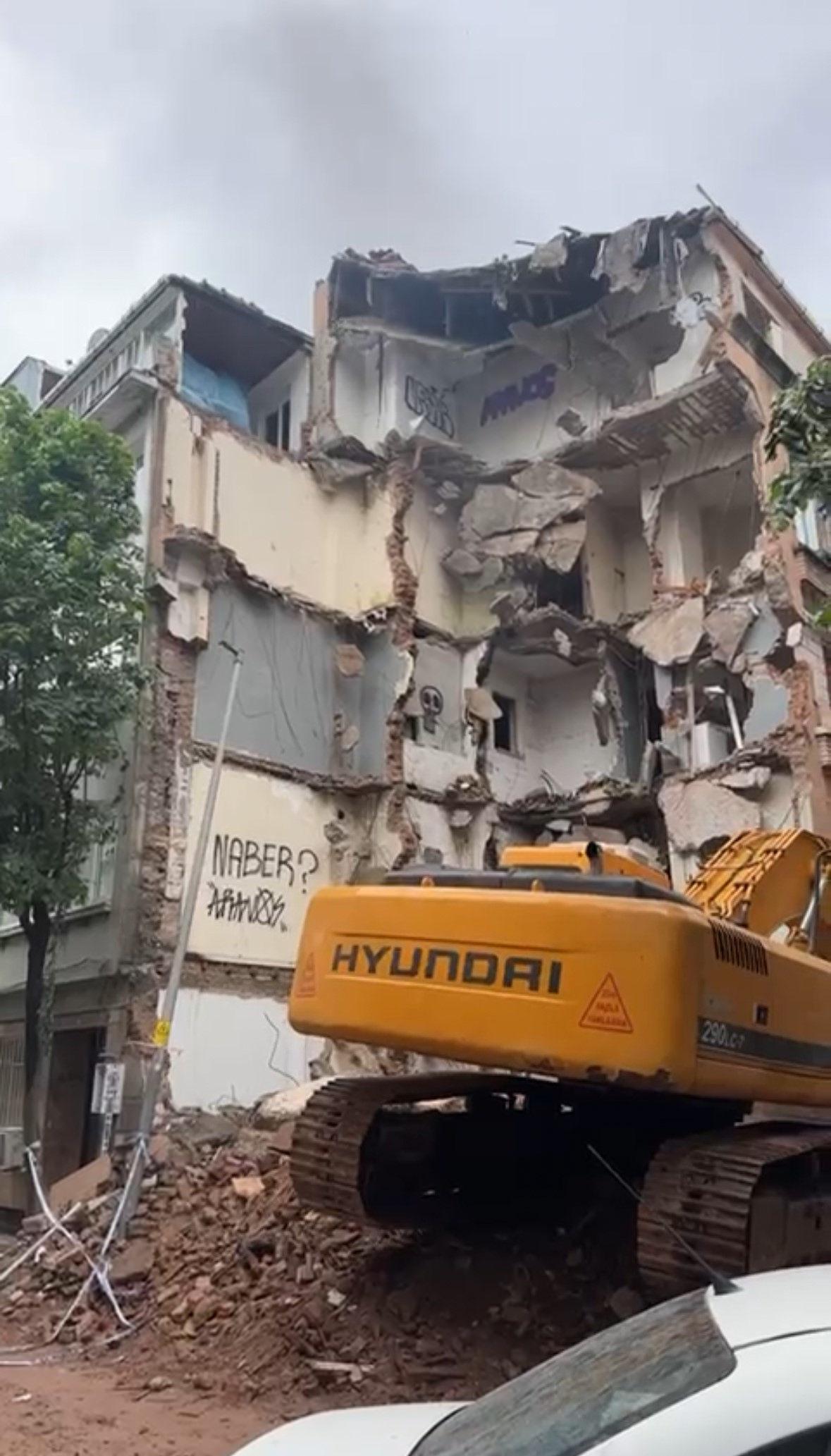 Akıl almaz olay! Ünlü oyuncunun duvarı yıkıldı: Evdekiler şoku yaşadı