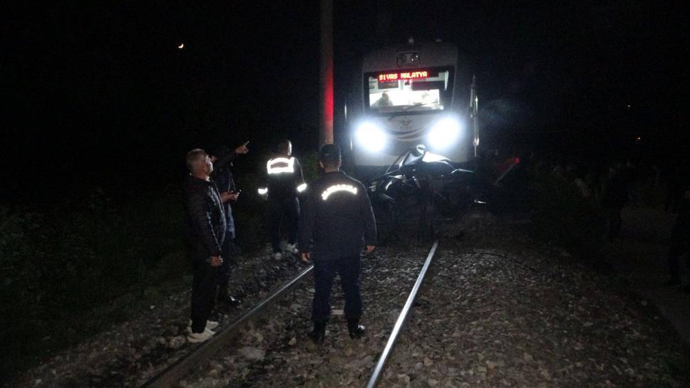 Trenin altında kalan otomobilin sürücüsü hayatını kaybetti