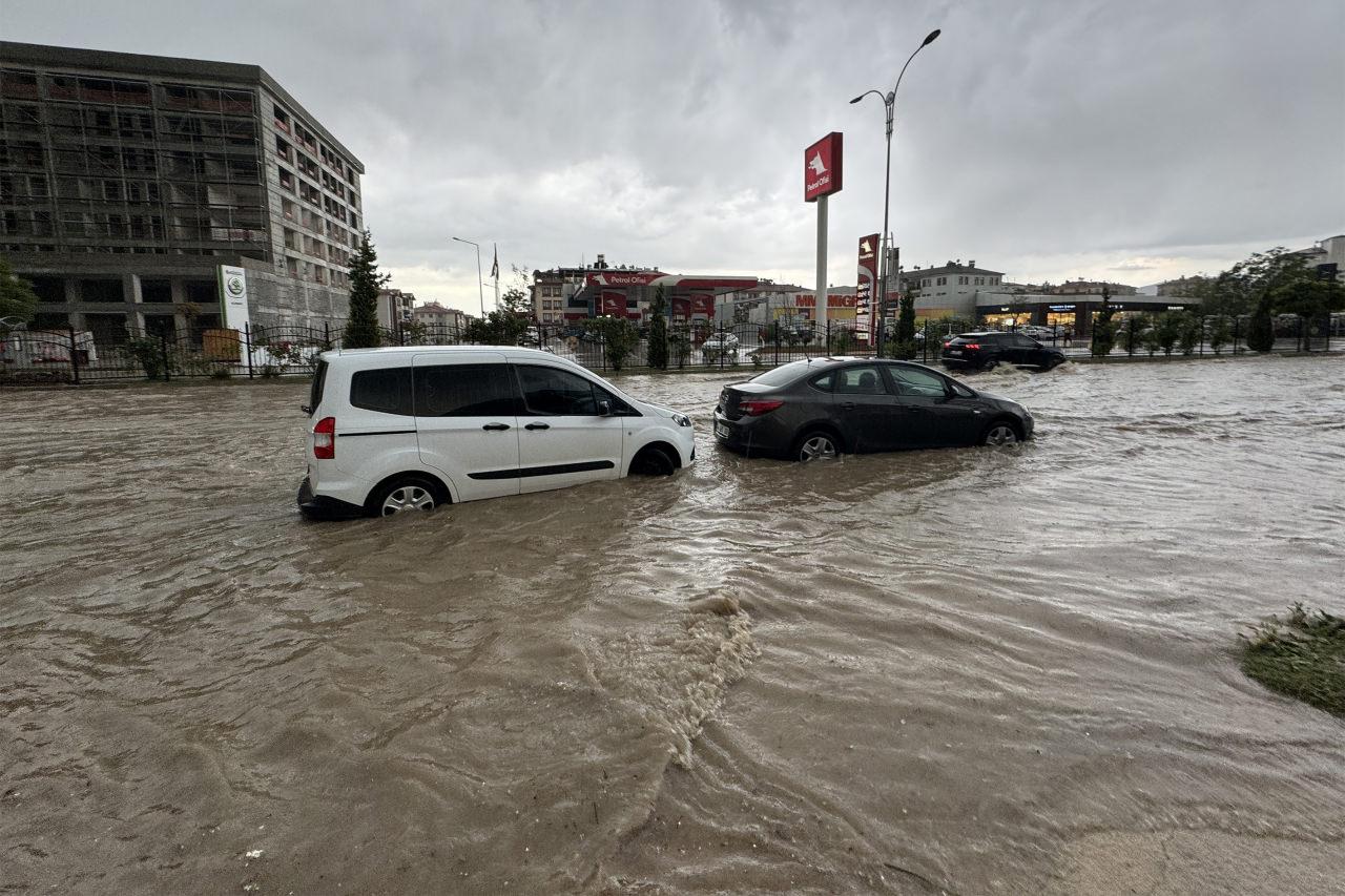 Elazığ dolu ve sağanağa teslim oldu