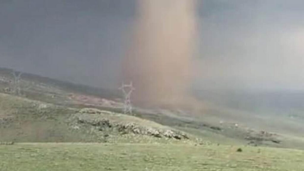 Erzurum’da hortum oluştu: Evlerin çatıları zarar gördü