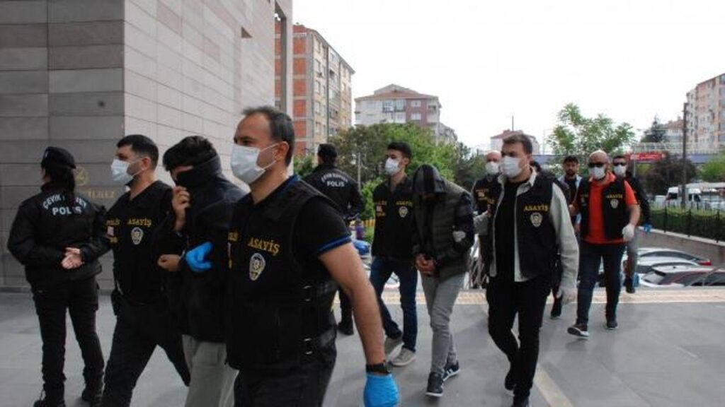 Eskişehir’de ucuza yağ ve şeker satma vaadiyle 43 kişiyi dolandıran 5 şüpheli tutuklandı