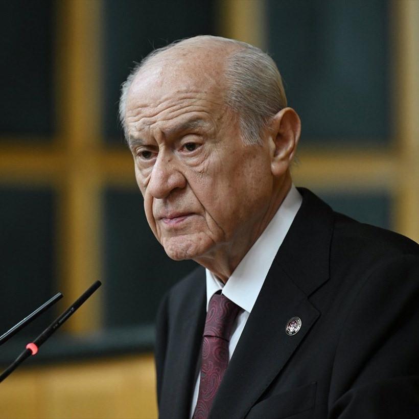 Bahçeli, Fatih Karagümrük rozeti ile grup toplantısına çıktı