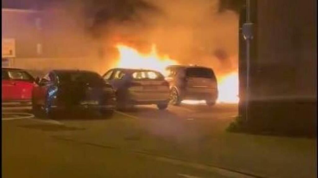 Fransa’da bir caminin önündeki 9 araç yandı