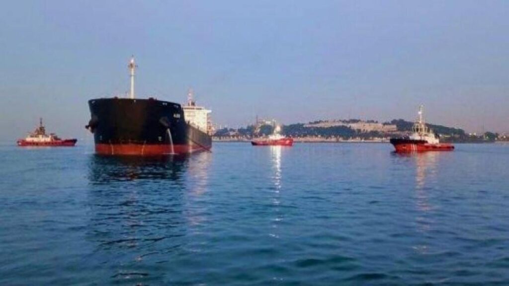 Haydarpaşa açıklarında yük gemisi karaya oturdu, boğaz trafiği askıya alındı