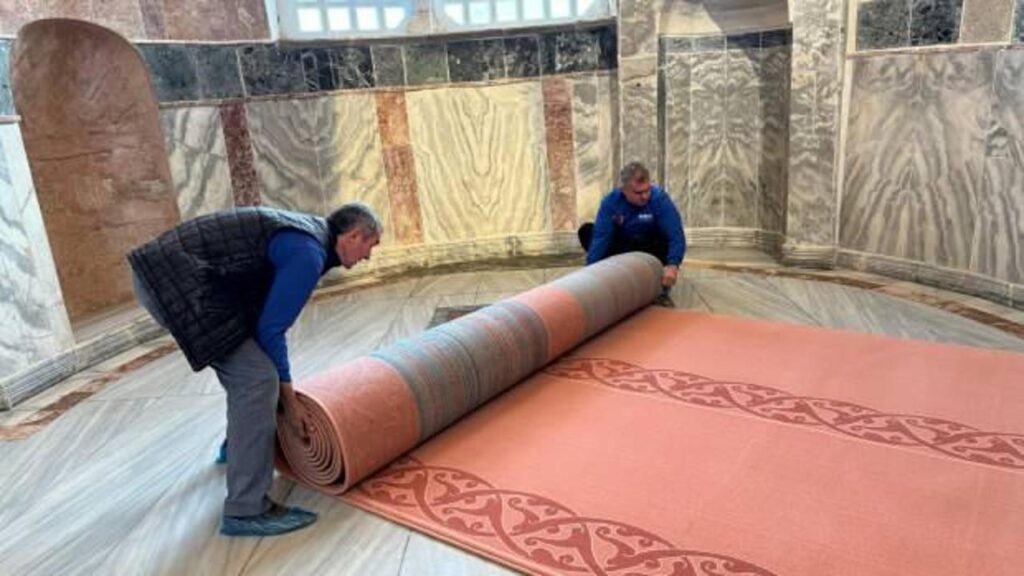 İbadete açılan Kariye Camii’nin halısı Demirci’de dokundu