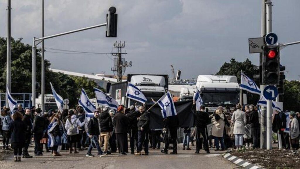 İsrail’de aşırı sağcı gruplar Gazze’ye giden insani yardım tırlarını tekrar durdurdu