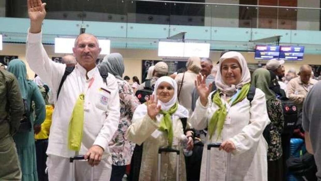 Kutsal topraklara yolculuk başladı! İlk hac kafilesi uğurlandı