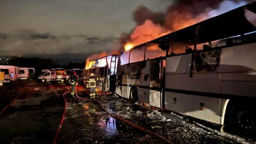 Kocaeli’de açık otoparkta çıkan yangında 14 toplu taşıma aracı yandı