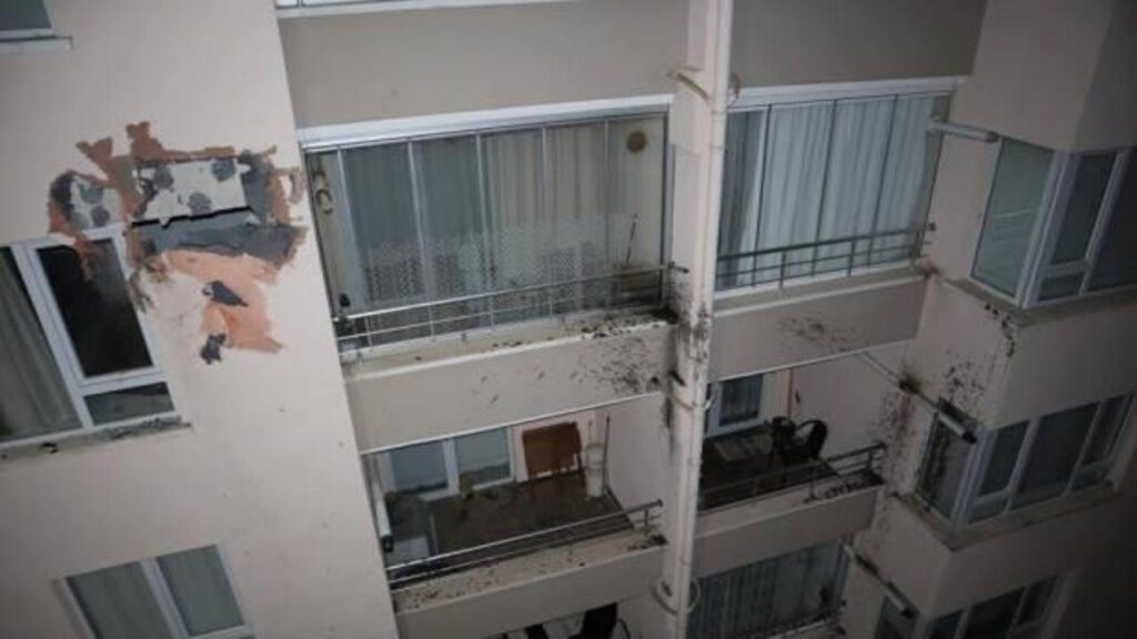 Kontrolden çıkan otomobil binanın üçüncü katına çarptı