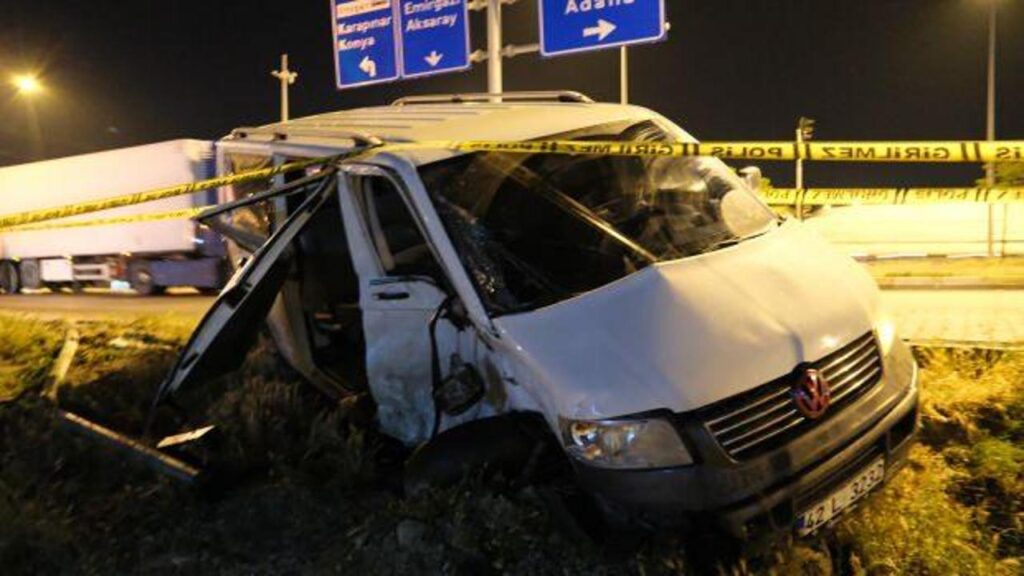Konya’da midibüsle panelvanın çarpışması sonucu 24 kişi yaralandı