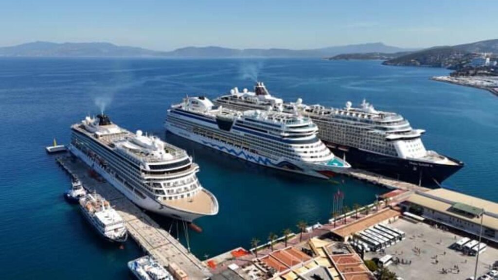 Kuşadası’ndan Sisam’a olan feribot seferlerine yoğun ilgi