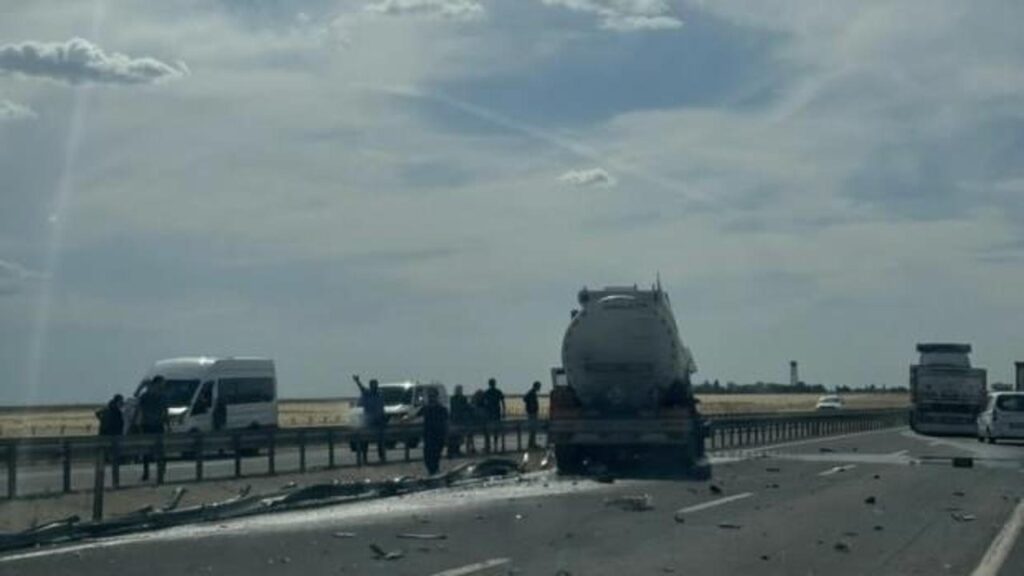 Mardin’de tır bariyerlere çarptı