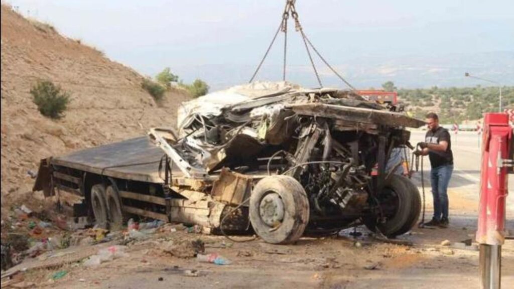 Mersin’de feci kaza! Kamyon hurdaya döndü: 1 kişi hayatını kaybetti