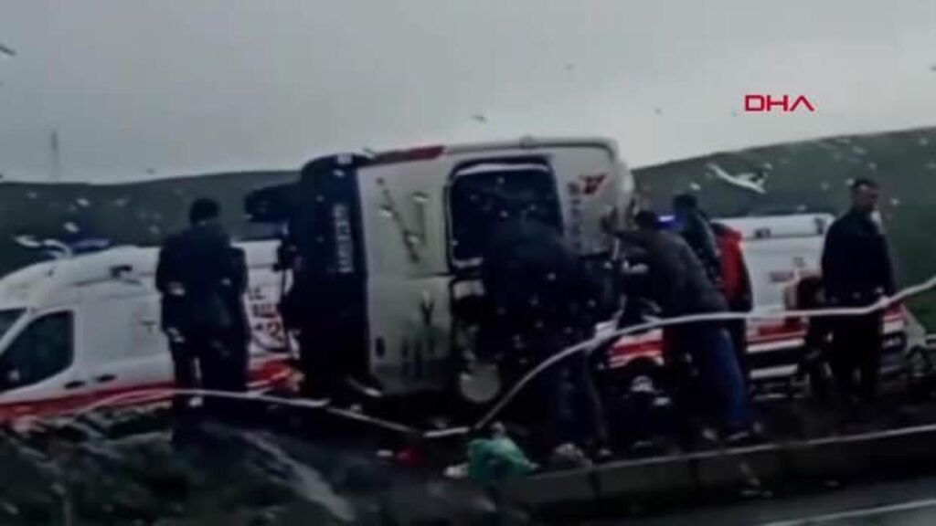 Ardahan’da feci kaza: 1 ölü, 7’si öğrenci 13 yaralı