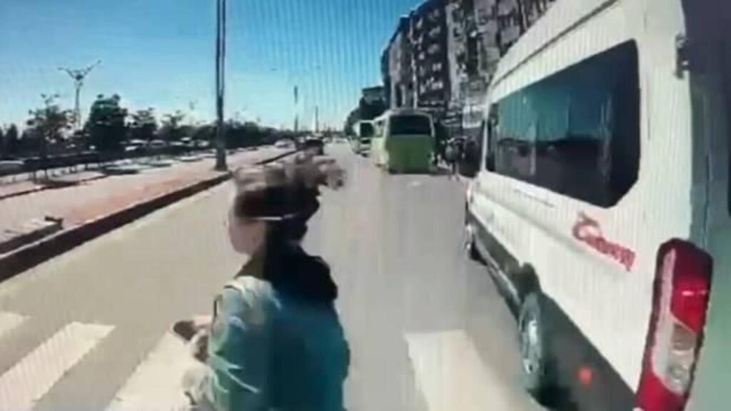 İzmit’te feci kaza: Otomobilin çarptığı kadın havalanarak takla attı!