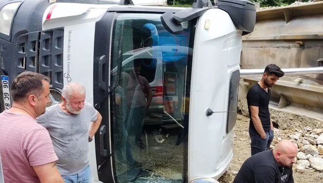 Sinop’ta Kamyon Devrilmesi: Sürücü Hayatını Kaybetti