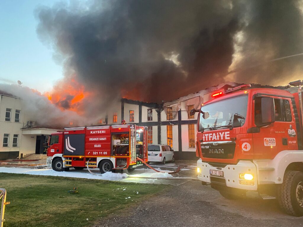 Kayseri’de Mobilya Fabrikasında Yangın Çıktı! İki Kişi İçeride Mahsur Kaldı!