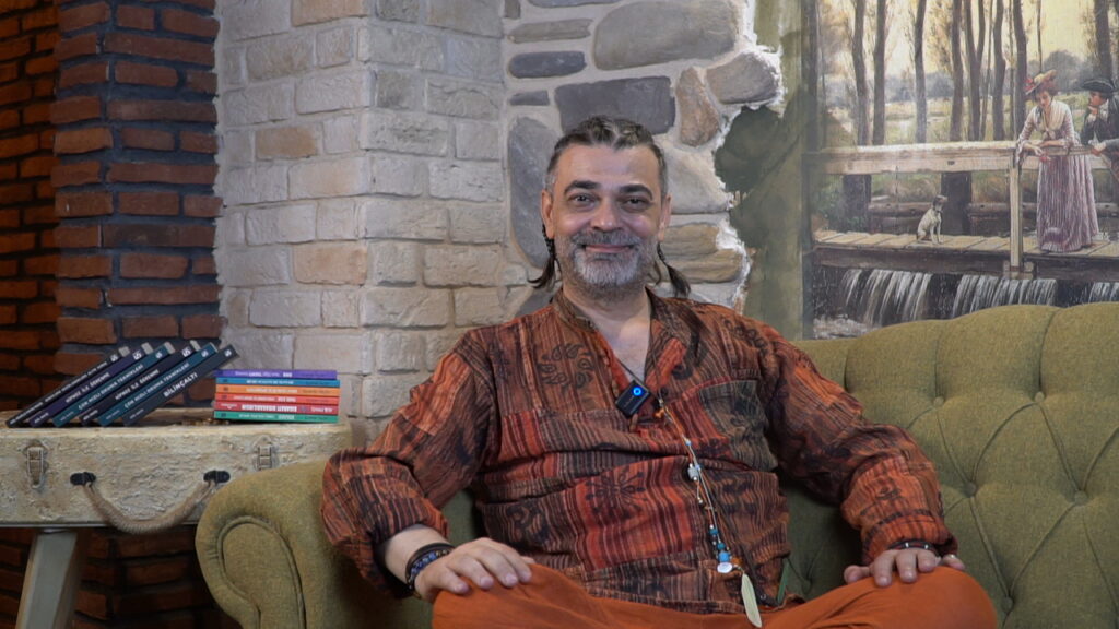 Adil Maviş’in Yaşam Hikayesi
