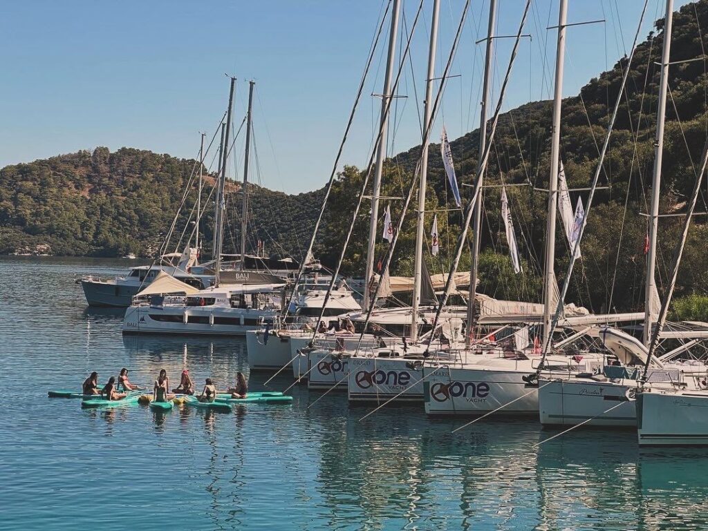 Sailors in Yellow Shorts: Göcek’in Koylarında 3 Günlük Yelkenli Macera