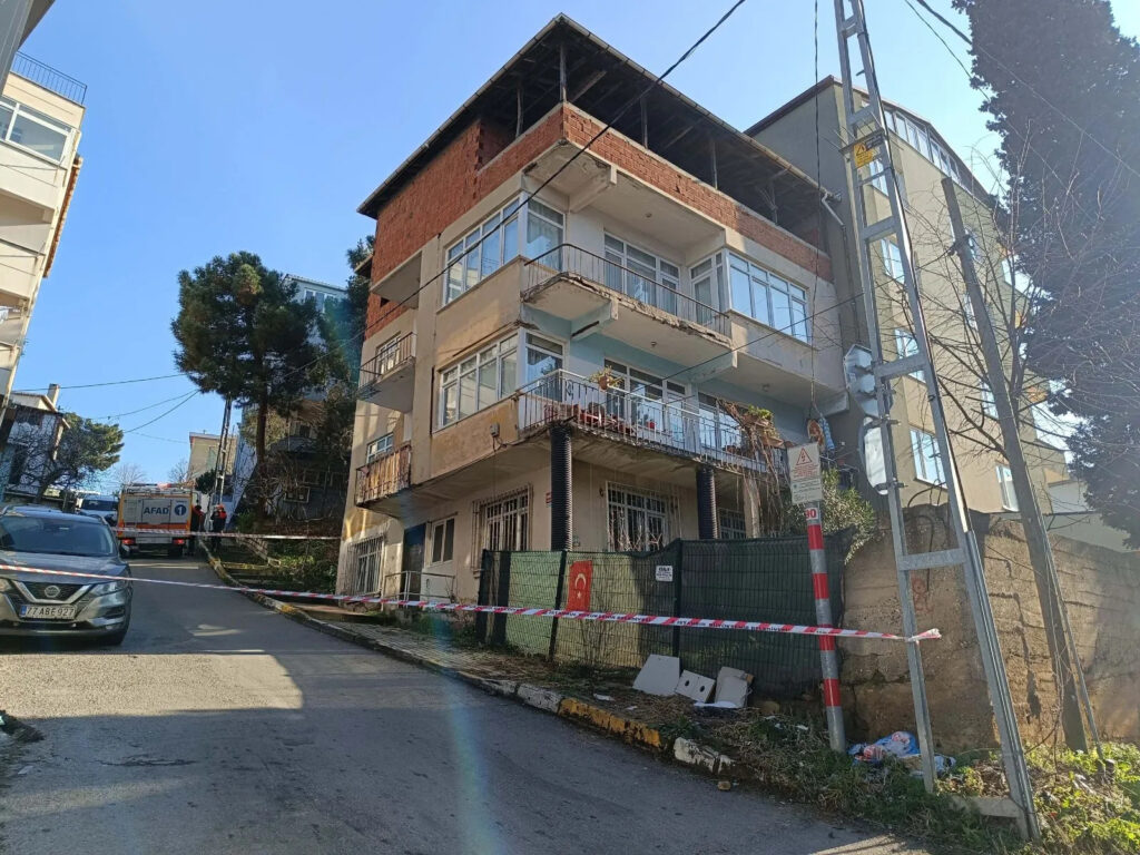 Çatlayan Duvarlar Sebebiyle 3 Katlı Bina Tahliye Edildi