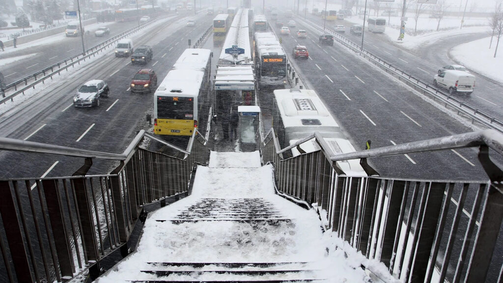 İstanbul’da beklenen kar yağışı etkisini göstermeye başladi