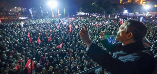 Özgür Özelin Konuşması Sırasında Müdahale: Yurttaşlar İBB Binasına Sığındı