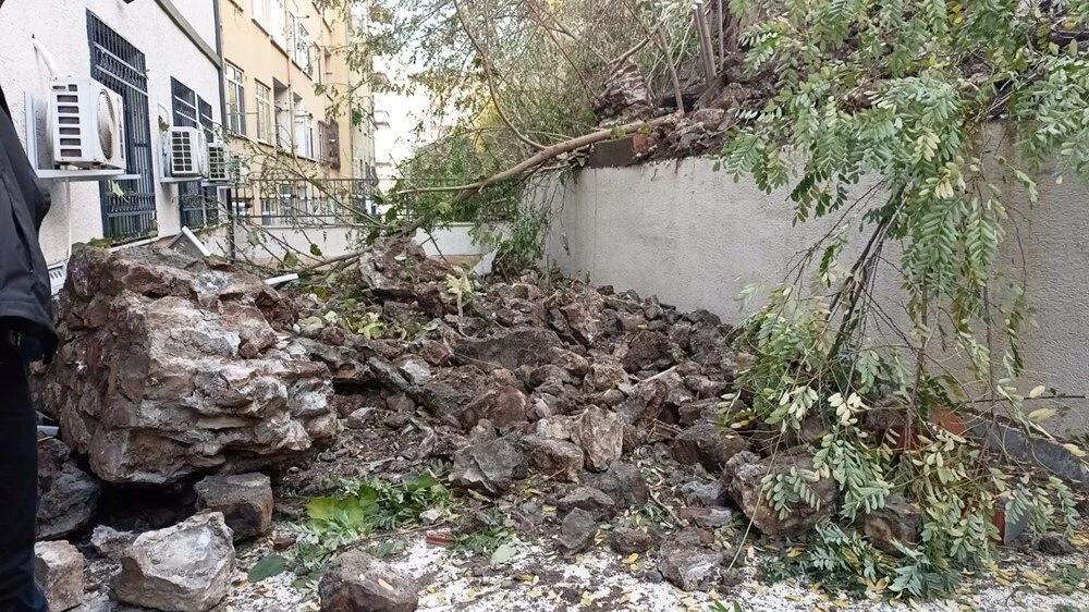 İstinat Duvarı Çöktü 3 Katlı Bina Tahliye Edildi