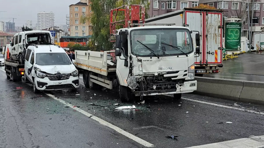 Küçükçekmece de Zincirleme Kaza: 4 Polis Yaralandı!