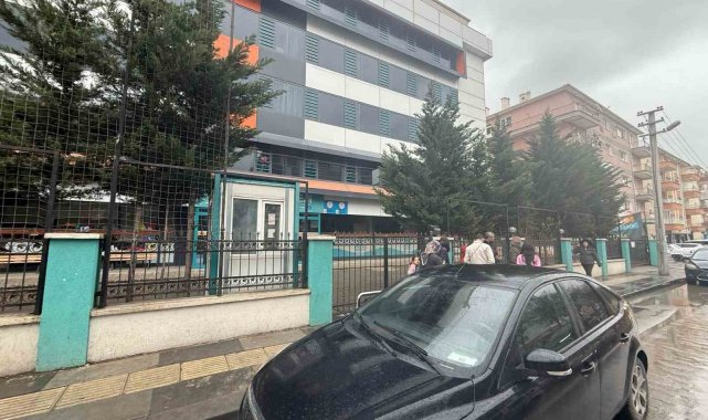 Özel Kolejde Maaş Alamayan Öğretmenler İş Bıraktı, Veliler Okulu Protesto Etti